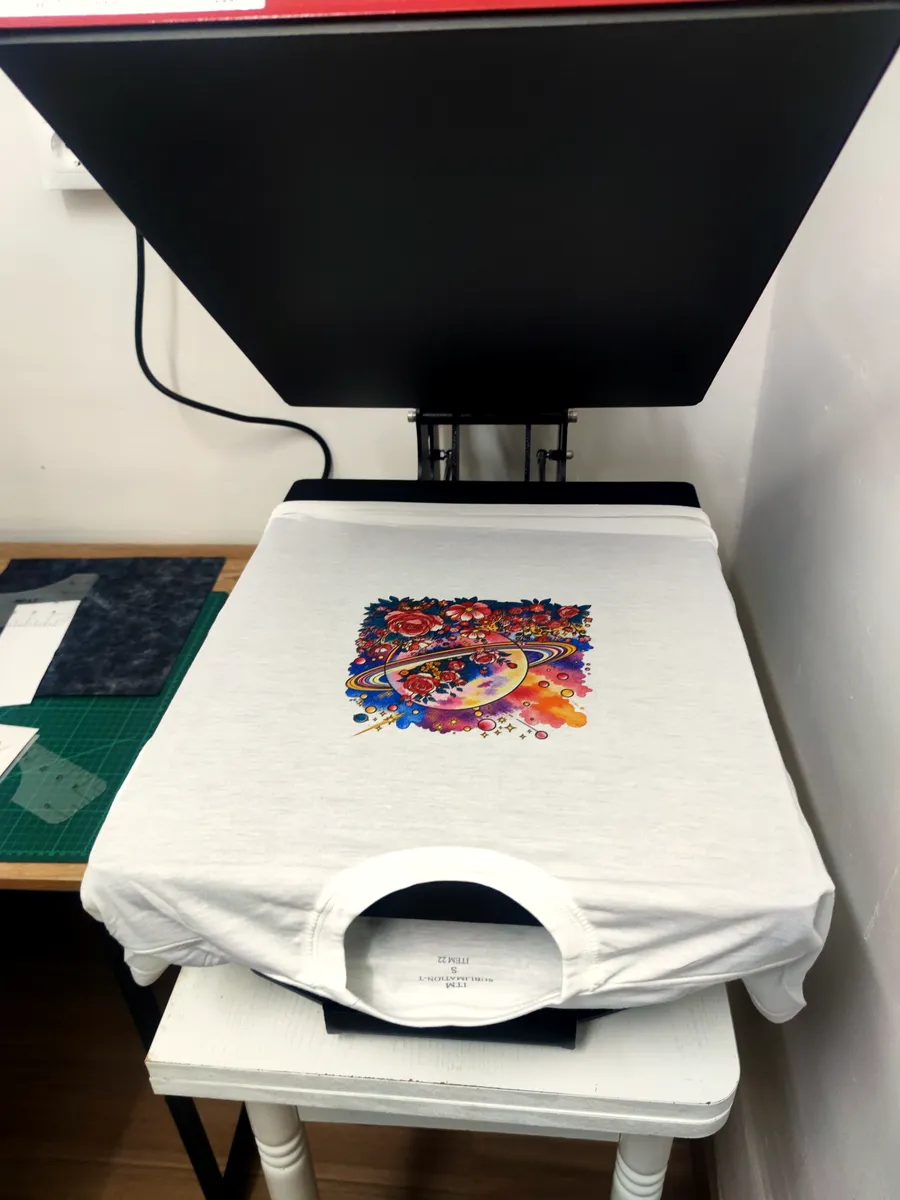 Camiseta con diseño floral en la plancha