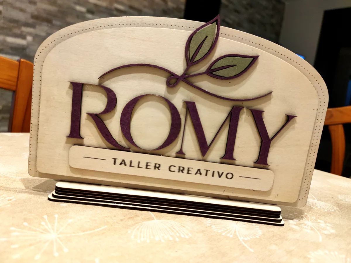 Cartel de madera ROMY cortado y grabado con láser