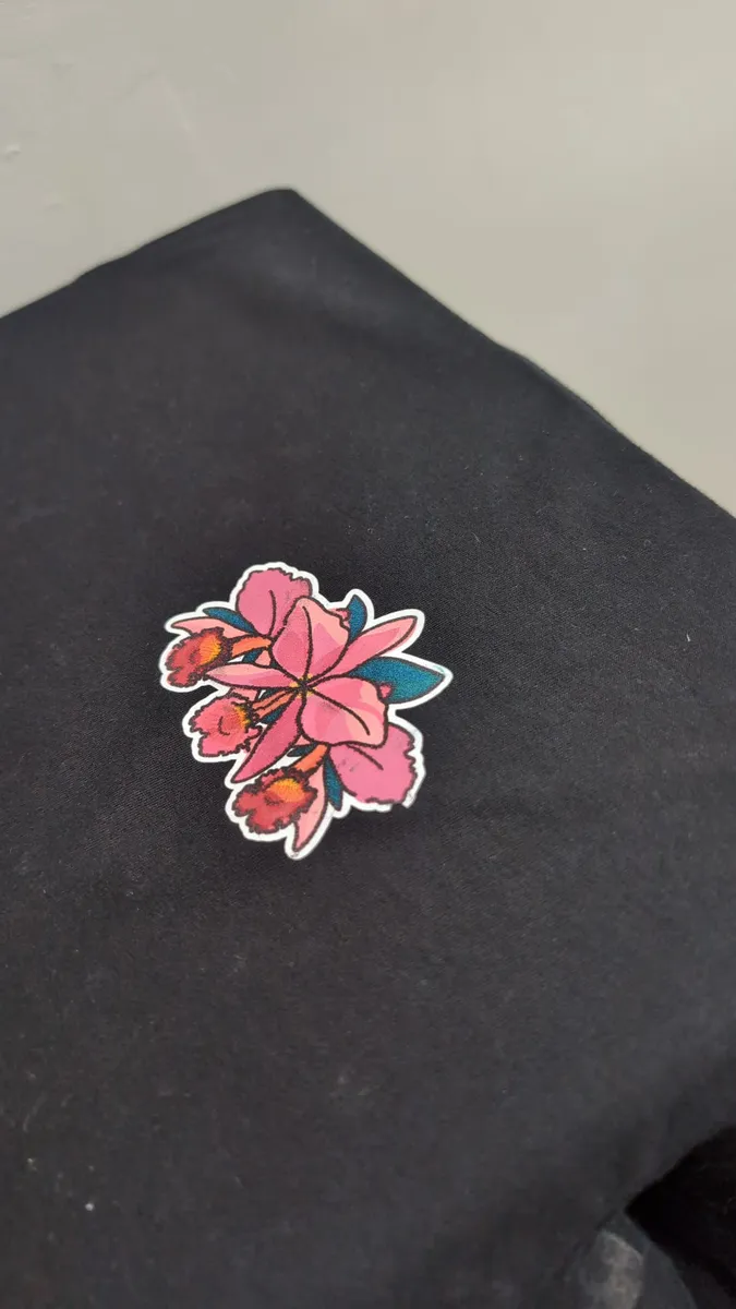 Flor estampada en una camiseta negra