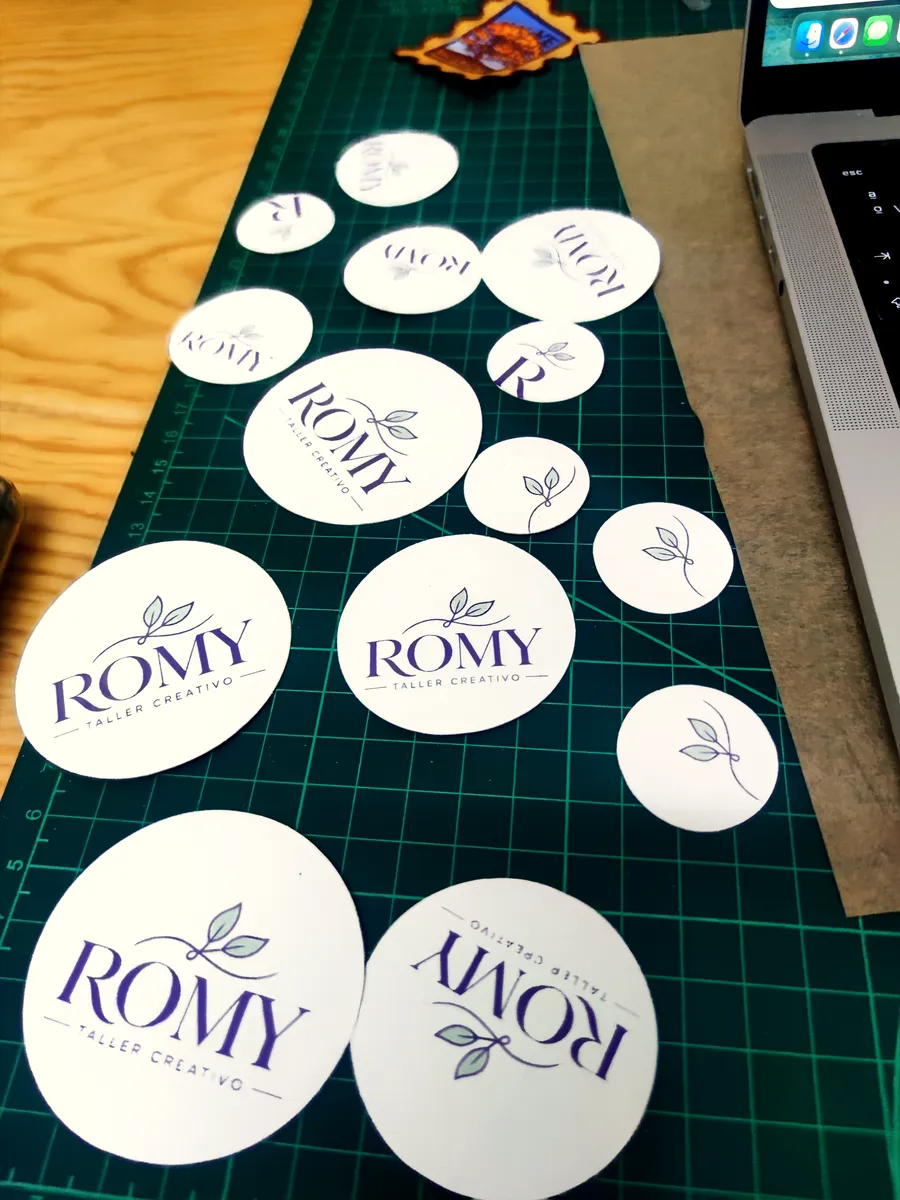 Stickers redondos de ROMY