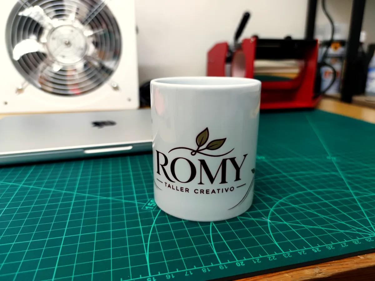 Taza blanca con el logo de ROMY